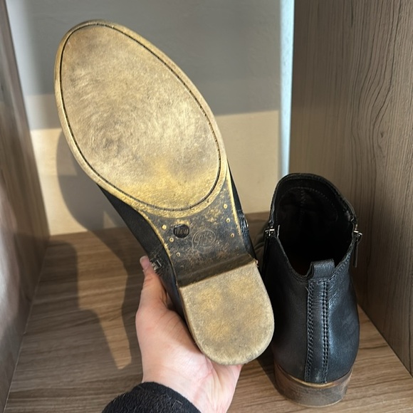 Elegant Black Leather Ankle Boots - Picture 9 of 10